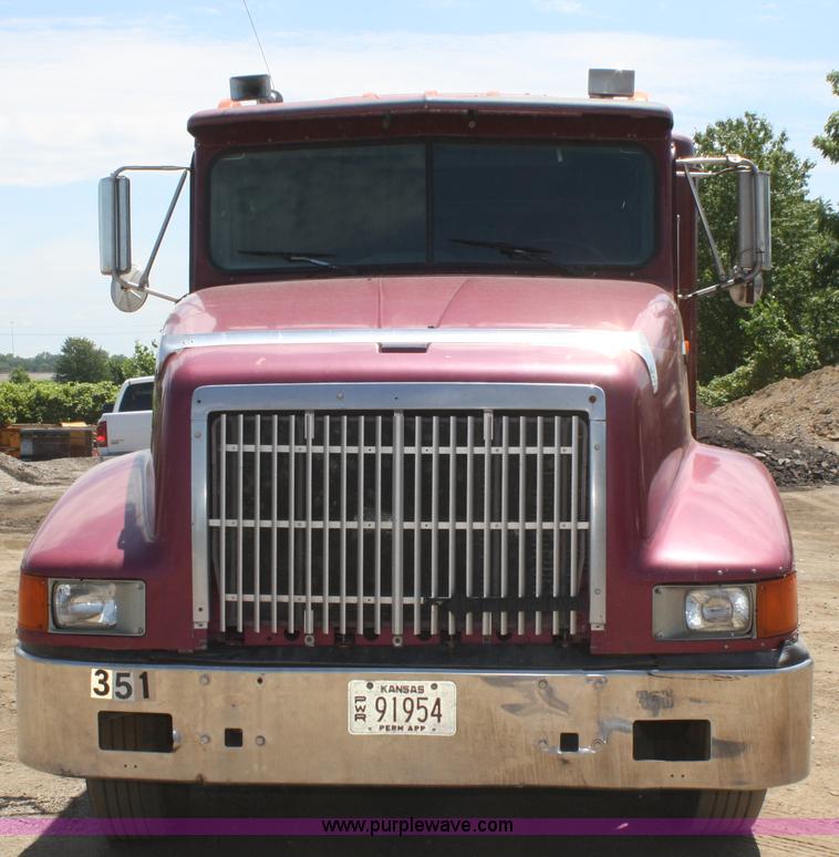 image for item B6849 1995 International 9400 semi truck