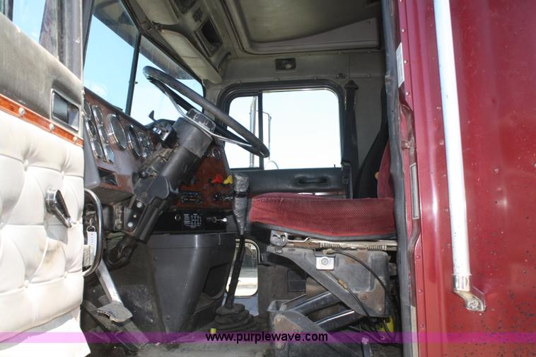 image for item B6849 1995 International 9400 semi truck