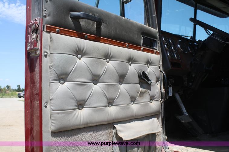 image for item B6849 1995 International 9400 semi truck