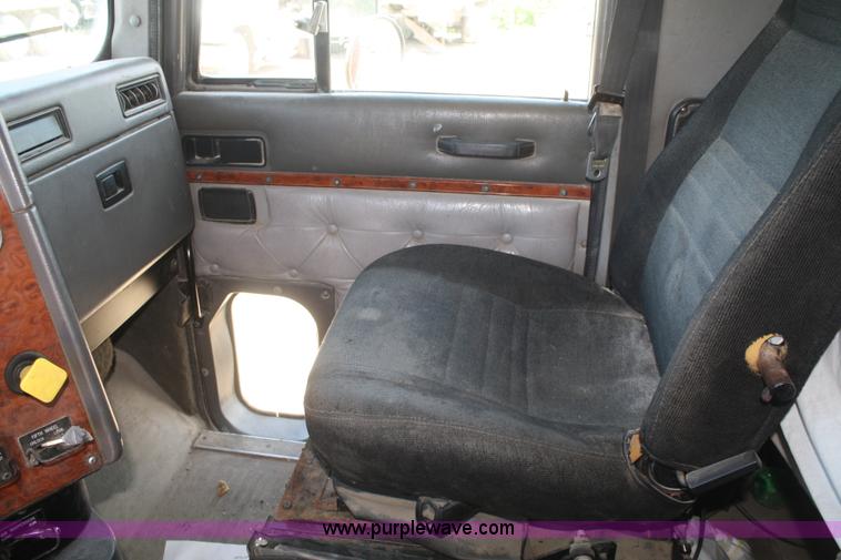 image for item B6849 1995 International 9400 semi truck