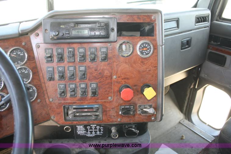 image for item B6849 1995 International 9400 semi truck