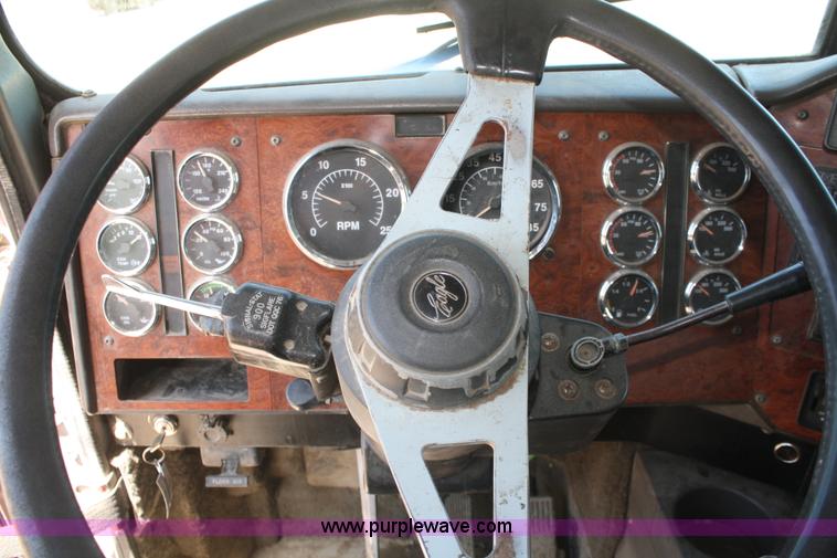 image for item B6849 1995 International 9400 semi truck