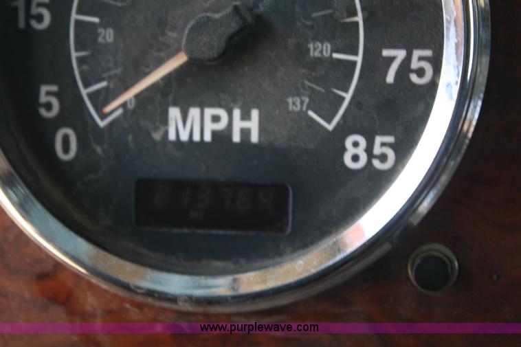 image for item B6849 1995 International 9400 semi truck