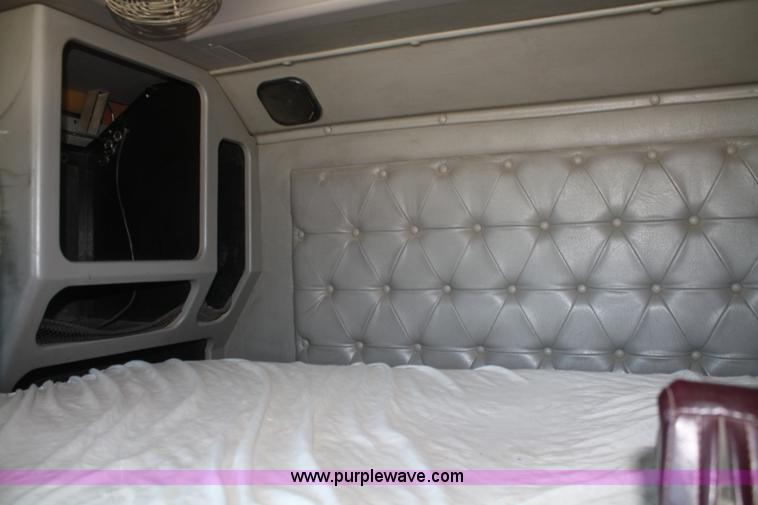 image for item B6849 1995 International 9400 semi truck