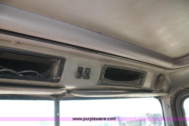 image for item B6849 1995 International 9400 semi truck