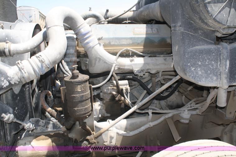 image for item B6849 1995 International 9400 semi truck