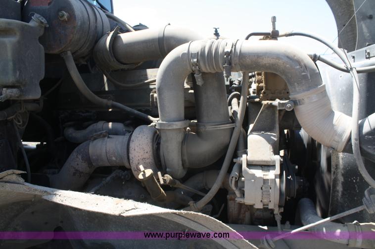 image for item B6849 1995 International 9400 semi truck