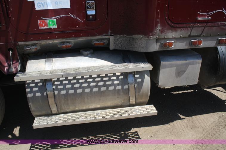 image for item B6849 1995 International 9400 semi truck