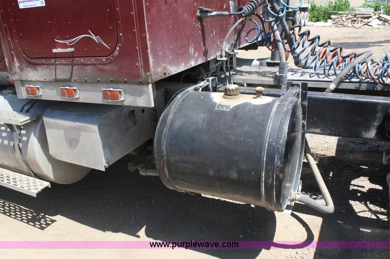 image for item B6849 1995 International 9400 semi truck