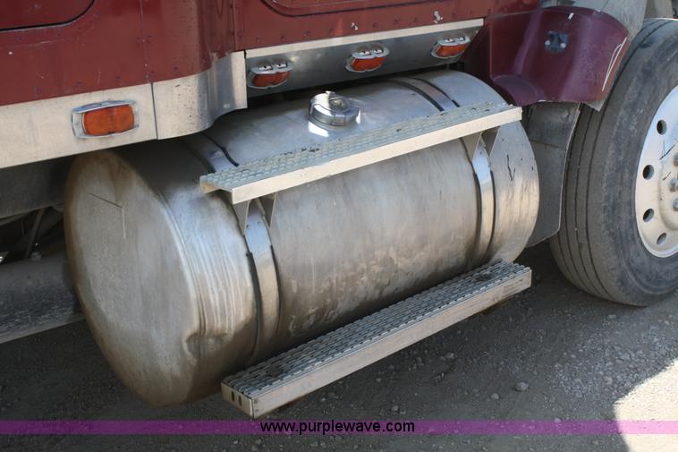 image for item B6849 1995 International 9400 semi truck