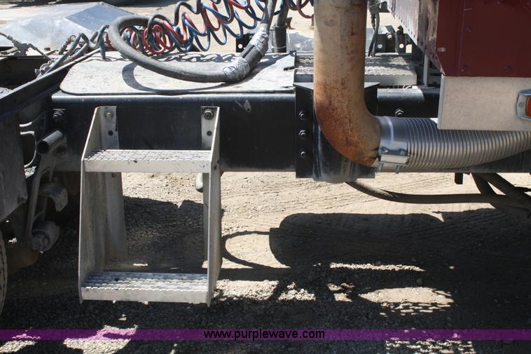 image for item B6849 1995 International 9400 semi truck