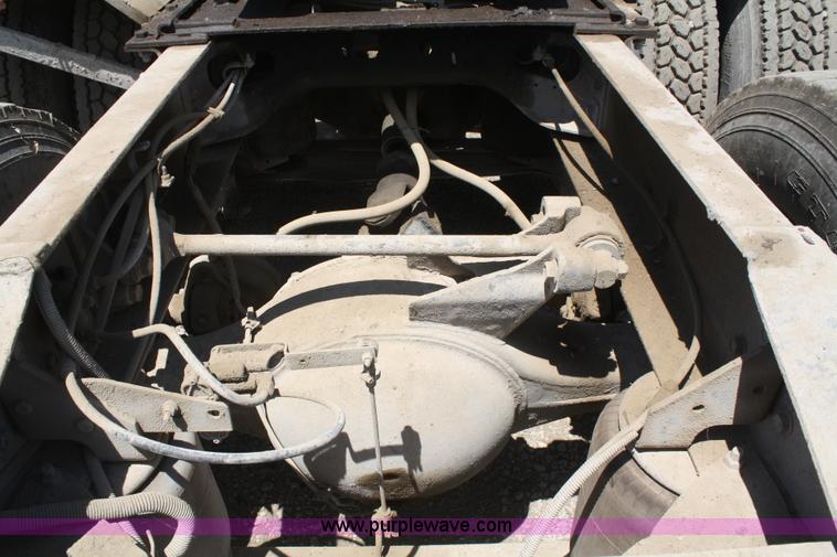 image for item B6849 1995 International 9400 semi truck