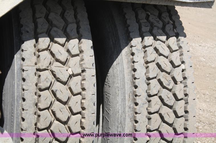 image for item B6849 1995 International 9400 semi truck