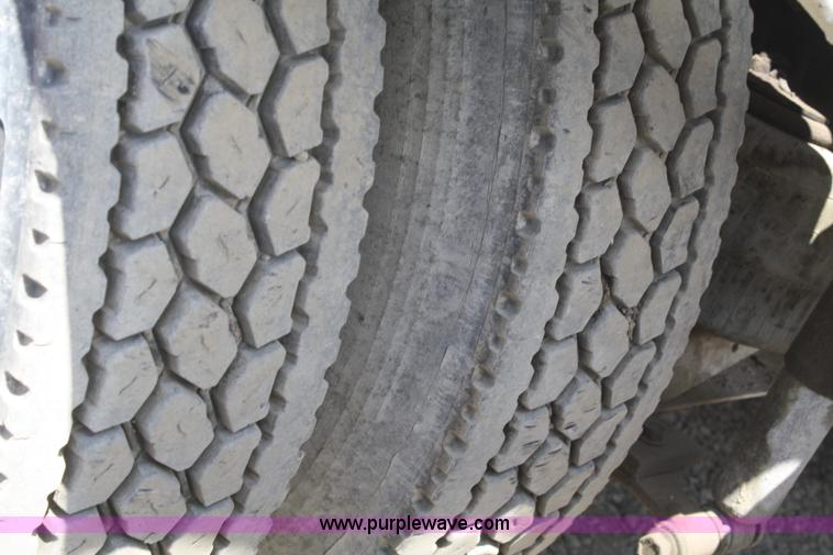 image for item B6849 1995 International 9400 semi truck