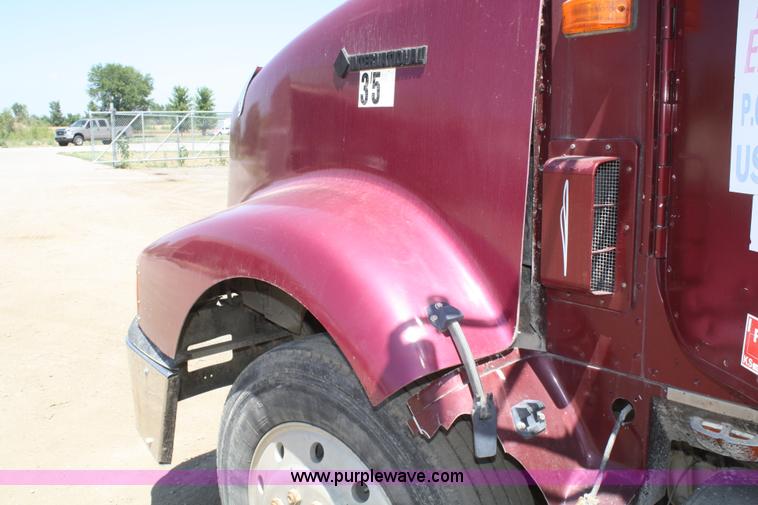 image for item B6849 1995 International 9400 semi truck