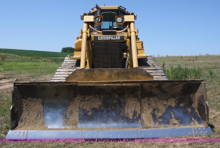 image for item B6853 2002 Caterpillar D6R LGP Series II dozer