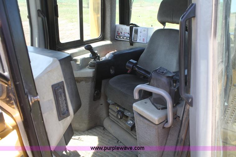 image for item B6853 2002 Caterpillar D6R LGP Series II dozer