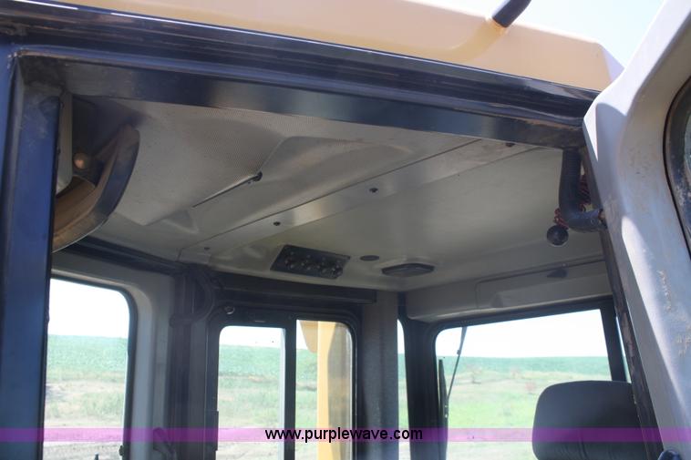 image for item B6853 2002 Caterpillar D6R LGP Series II dozer