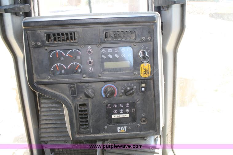 image for item B6853 2002 Caterpillar D6R LGP Series II dozer