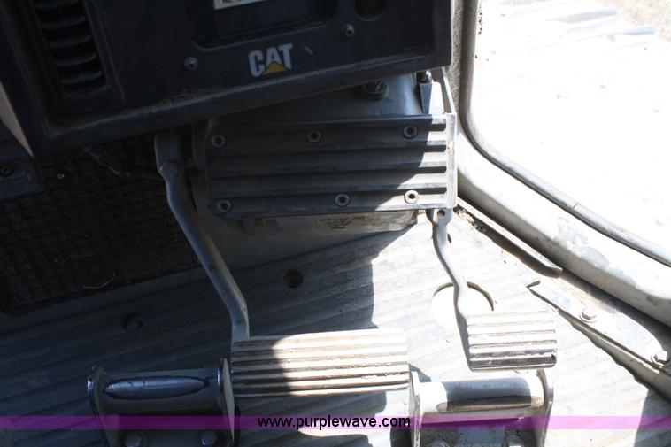 image for item B6853 2002 Caterpillar D6R LGP Series II dozer