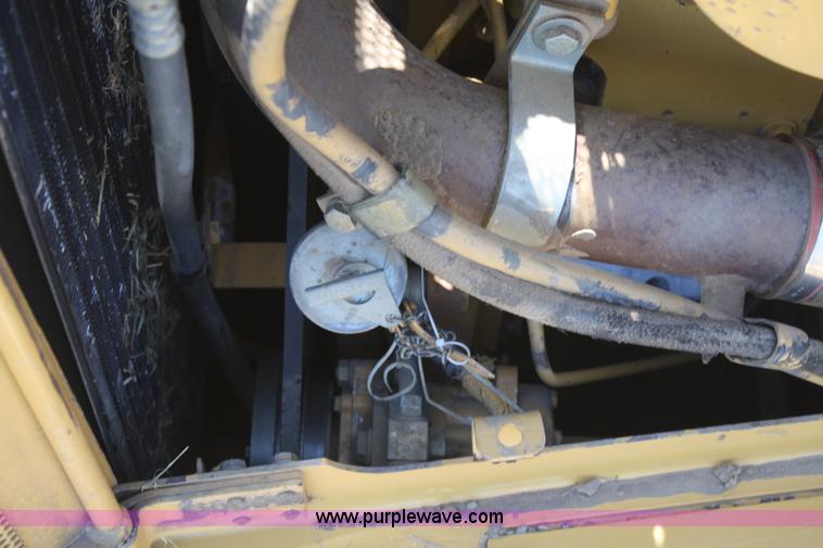 image for item B6853 2002 Caterpillar D6R LGP Series II dozer