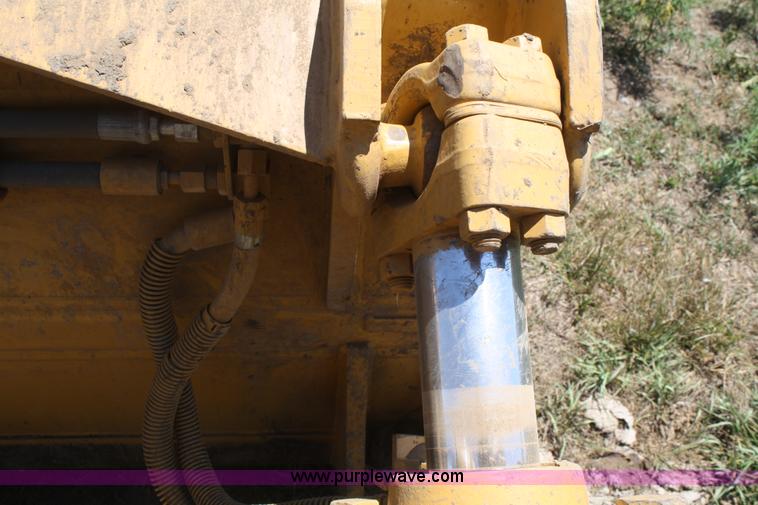 image for item B6853 2002 Caterpillar D6R LGP Series II dozer