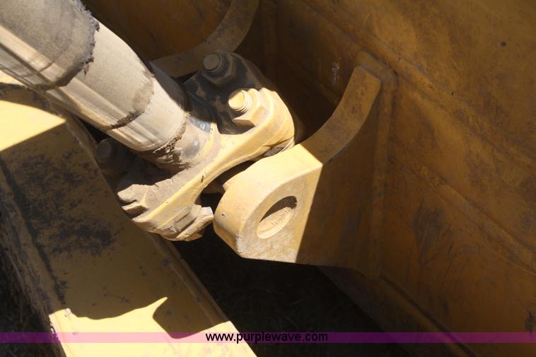 image for item B6853 2002 Caterpillar D6R LGP Series II dozer