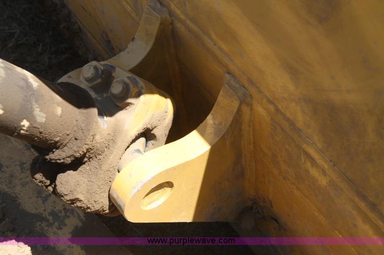 image for item B6853 2002 Caterpillar D6R LGP Series II dozer