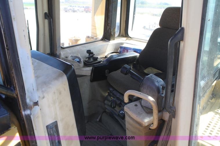 image for item B6854 1999 Caterpillar D6R LGP dozer
