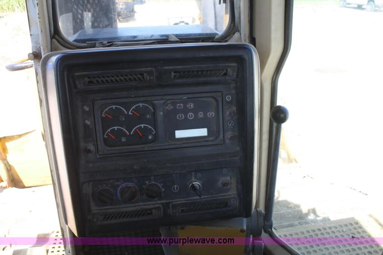 image for item B6854 1999 Caterpillar D6R LGP dozer