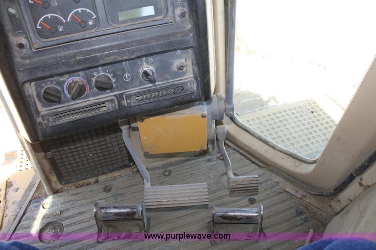 image for item B6854 1999 Caterpillar D6R LGP dozer