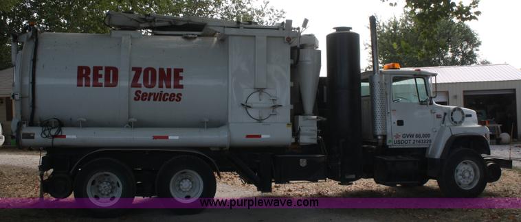 image for item B6855 1995 Ford L9000 Hi-Rail vacuum truck