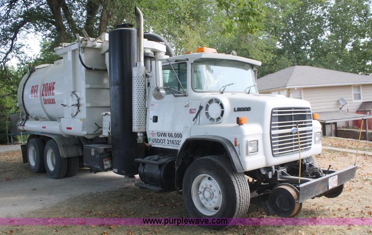 image for item B6855 1995 Ford L9000 Hi-Rail vacuum truck