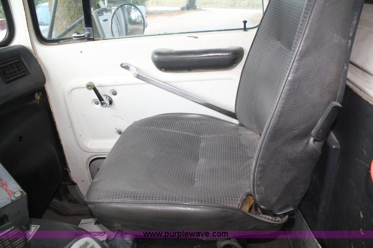 image for item B6855 1995 Ford L9000 Hi-Rail vacuum truck