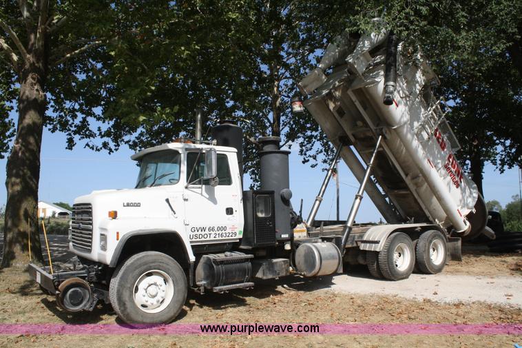 image for item B6855 1995 Ford L9000 Hi-Rail vacuum truck