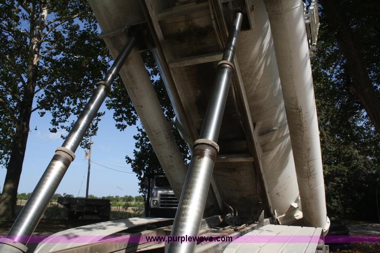 image for item B6855 1995 Ford L9000 Hi-Rail vacuum truck