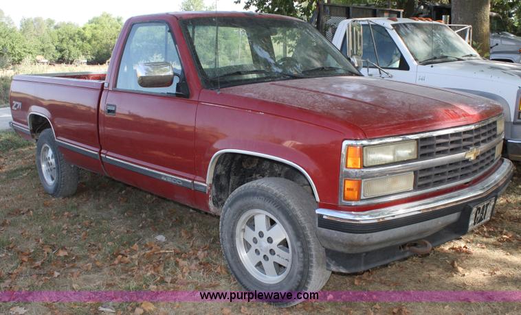 image for item B6860 1990 Chevrolet Silverado 1500 pickup truck