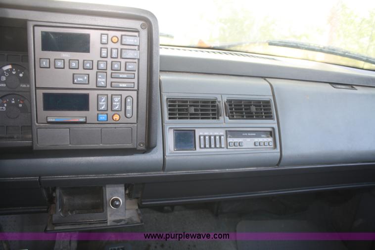 image for item B6860 1990 Chevrolet Silverado 1500 pickup truck