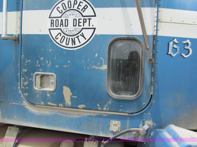 image for item C2405 1989 Freightliner FLD dump truck