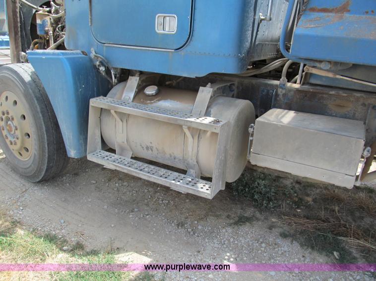 image for item C2405 1989 Freightliner FLD dump truck