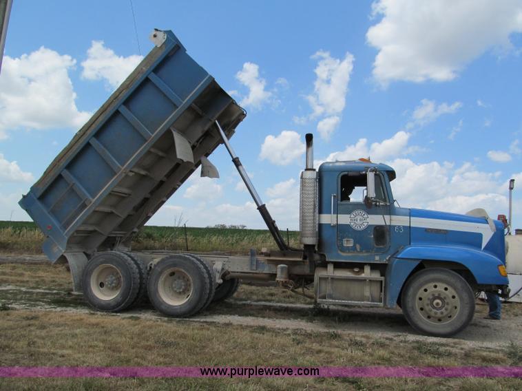 image for item C2405 1989 Freightliner FLD dump truck