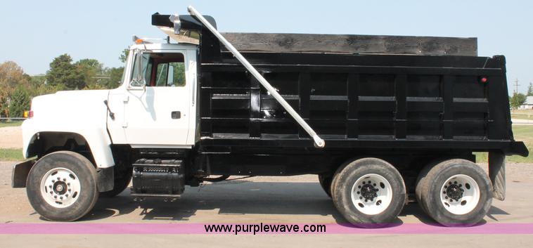 image for item C2601 1997 Ford LT8000F dump truck