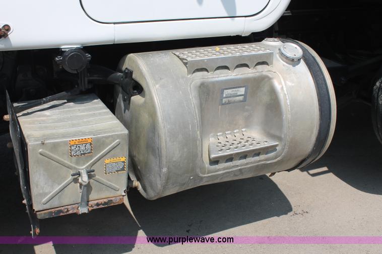 image for item C2602 1999 Mack RD688S dump truck