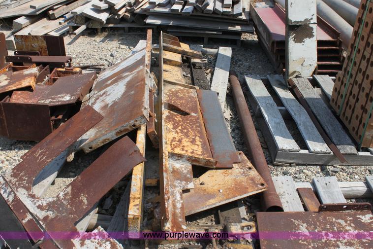 image for item D5240 1982 CMI SF250 slip form paver