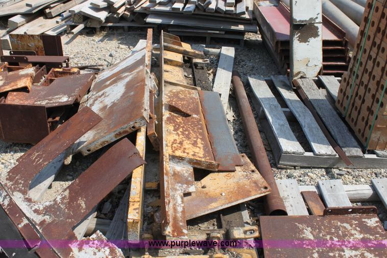 image for item D5240 1982 CMI SF250 slip form paver