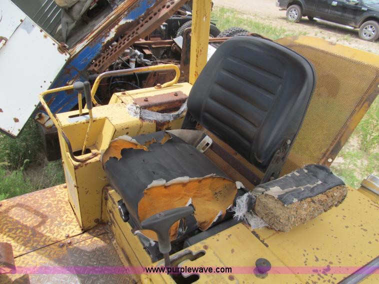 image for item F4536 1985 Caterpillar D3B-Z dozer