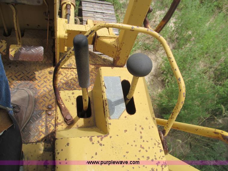 image for item F4536 1985 Caterpillar D3B-Z dozer