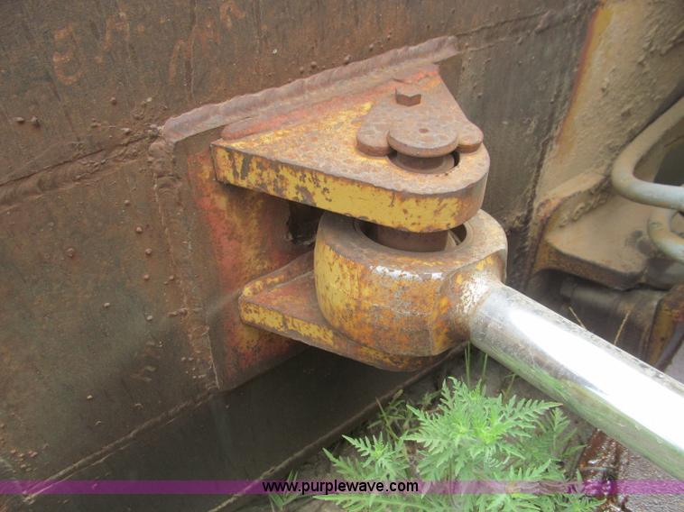 image for item F4536 1985 Caterpillar D3B-Z dozer