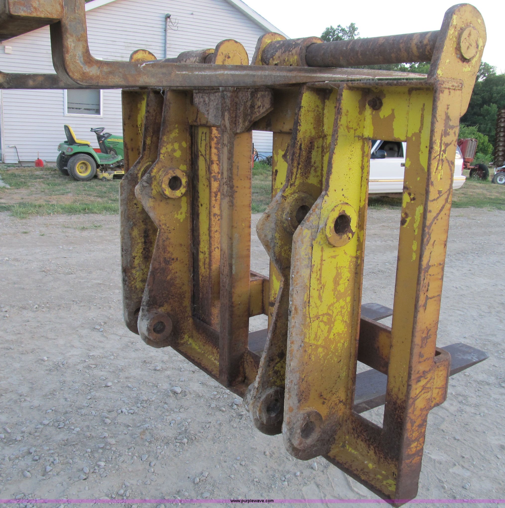 Forklift attachment in Shipman, IL Item B2768 sold Purple Wave
