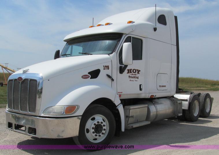 image for item A8437 2004 Peterbilt 387 semi truck